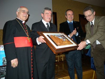Giovanni Bachelet consegna il Premio al fotografo Arturo Mari, insieme a Fabrizio Fratangeli e al Cardinale José Saraiva Martins. Roma, 26 marzo 2011.